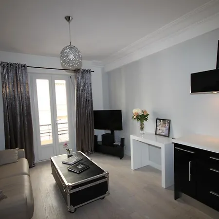 From Hollywood To Bollywood 2 Bedrooms 2 Bathrooms - 1 Min From Croisette&beach, 12 Min From The Palais Cannes