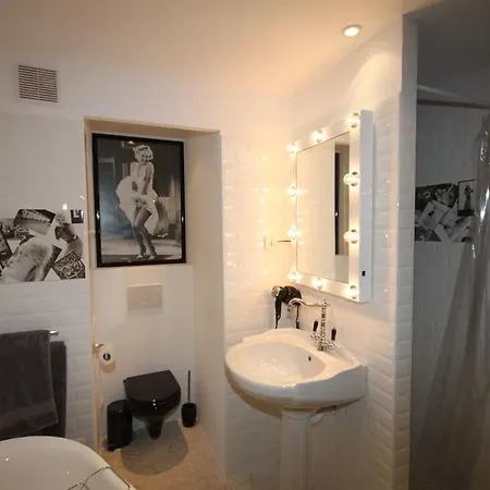 From Hollywood To Bollywood 2 Bedrooms 2 Bathrooms - 1 Min From Croisette&beach, 12 Min From The Palais Cannes