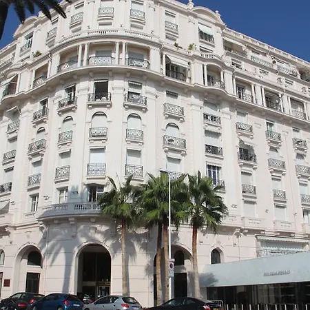 Croisette Cinematic Retreat: Hollywood Glamour Near Apartment *