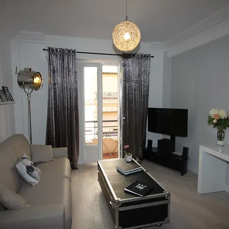 Apartment Croisette Cinematic Retreat: Hollywood Glamour Near Cannes