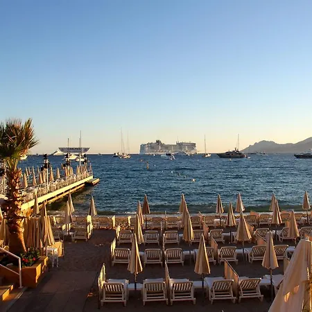 Croisette Cinematic Retreat: Hollywood Glamour Near