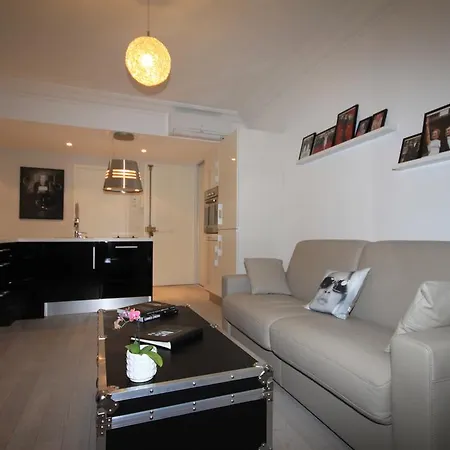 Croisette Cinematic Retreat: Hollywood Glamour Near Cannes