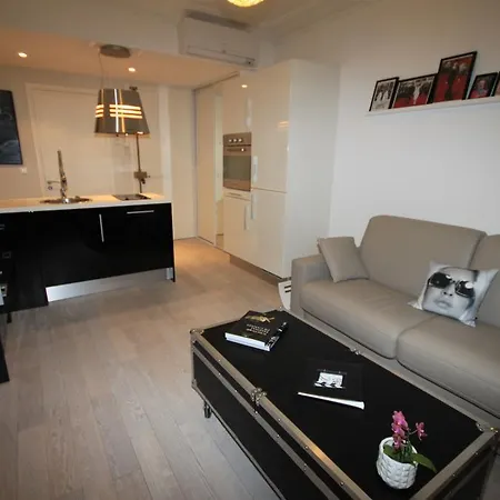 Croisette Cinematic Retreat: Hollywood Glamour Near *
