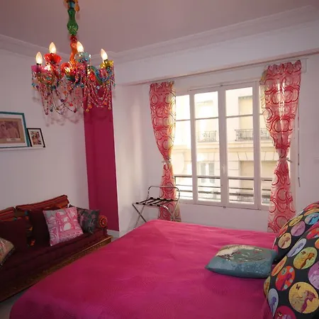 Croisette Cinematic Retreat: Hollywood Glamour Near Apartment *
