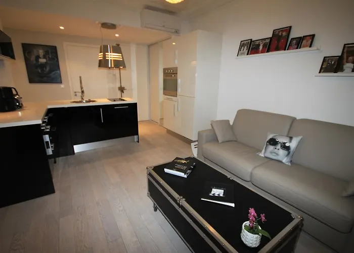 From Hollywood To Bollywood 2 Bedrooms 2 Bathrooms - 1 Min From Croisette&beach, 12 Min From The Palais *