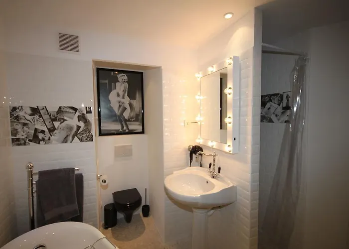 From Hollywood To Bollywood 2 Bedrooms 2 Bathrooms - 1 Min From Croisette&beach, 12 Min From The Palais 戛纳